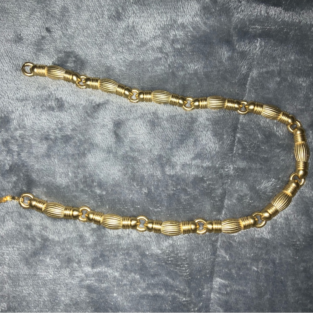 COSTUME JEWELRY.  woman’s 16in gold necklace.